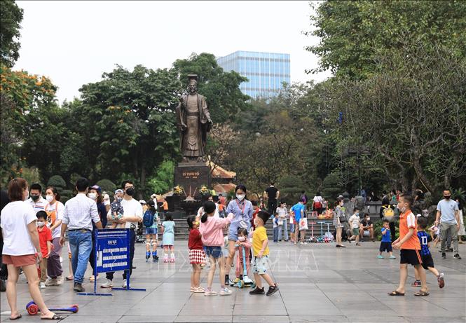 Khu vực tượng đài Lý Thái Tổ tập trung nhiều người dân đến vui chơi trong sáng 20/3. Ảnh: Hoàng Hiếu - TTXVN  