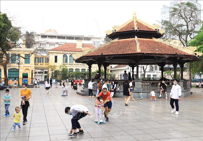 Khu vực nhà Bát giác phía sau tượng đài Lý Thái Tổ tập trung nhiều người dân đến vui chơi trong sáng 20/3. Ảnh: Hoàng Hiếu - TTXVN  