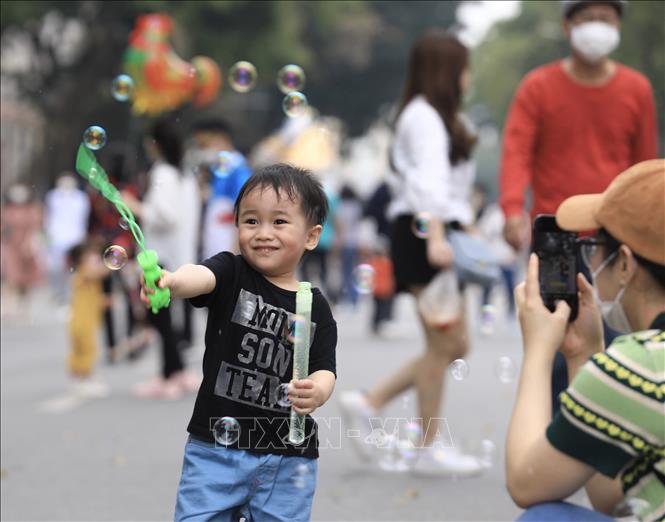 Một em bé vui sướng khi được vui chơi trên phố đi bộ. Ảnh: Hoàng Hiếu - TTXVN 