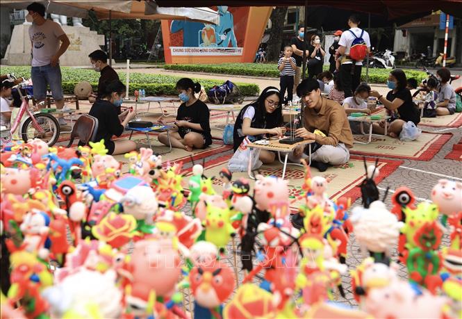 Khu vực tự nặn tò he trên phố đi bộ Hồ Gươm thu hút đông các bạn trẻ tham gia. Ảnh: Hoàng Hiếu - TTXVN 