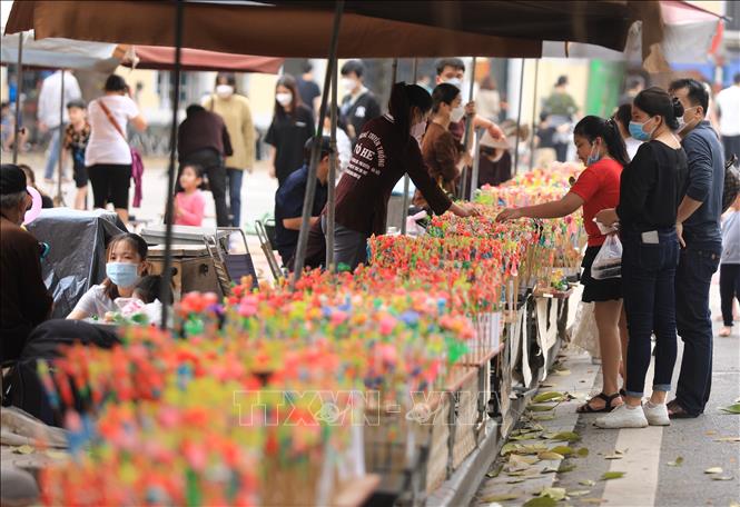 Khu vực bán tò he trên phố đi bộ Hồ Gươm thu hút đông người dân. Ảnh: Hoàng Hiếu - TTXVN 