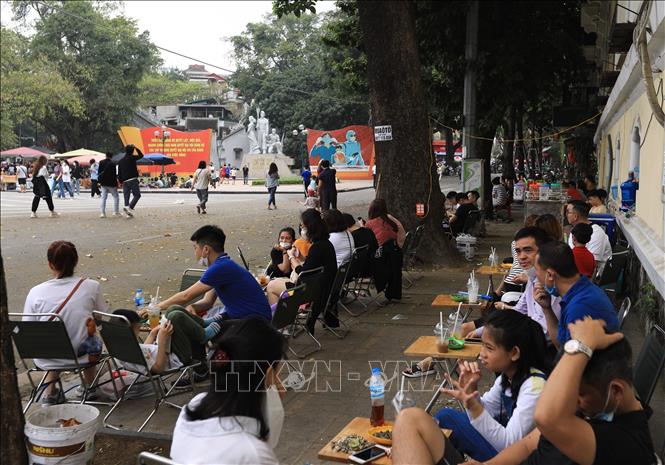 Một quán bán đồ uống trên phố Đinh Tiên Hoàng rất đông khách. Ảnh: Hoàng Hiếu - TTXVN 