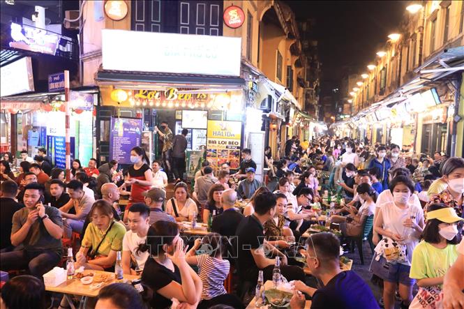 Trong ảnh: Cảnh đông đúc đã quay trở lại tại ngã tư phố Tạ Hiện, Lương Ngọc Quyến sau một thời gian dài đóng cửa vì dịch COVID-19. Ảnh: Hoàng Hiếu - TTXVN 