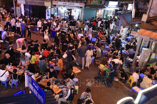 Trong ảnh: Ngã tư phố Lương Ngọc Quyến, Tạ Hiện tập trung đông khách hàng đến ăn, uống tối 20/3. Ảnh: Hoàng Hiếu - TTXVN 