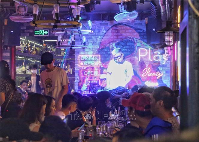 Trong ảnh: Tiếng nhạc xập xình không ngớt tại một quán bar trên phố Tạ Hiện. Ảnh: Tuấn Đức - TTXVN