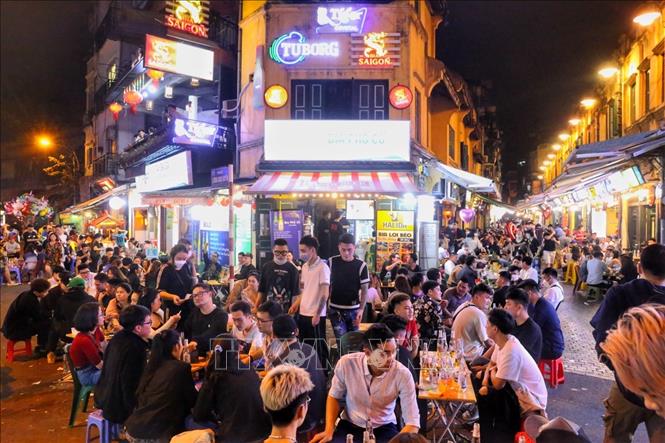 Trong ảnh: Phố Tạ Hiện tấp nập dù đã 23h45, tối 19/3. Ảnh: Tuấn Đức - TTXVN
