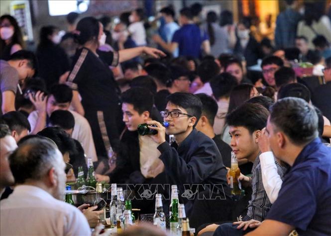 Trong ảnh: Phố Tạ Hiện chật kín du khách. Ảnh: Tuấn Đức - TTXVN