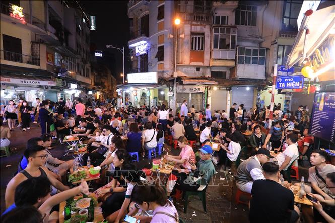 Trong ảnh: Cảnh đông đúc trên phố Tạ Hiện tối 20/3. Ảnh: Hoàng Hiếu - TTXVN 
