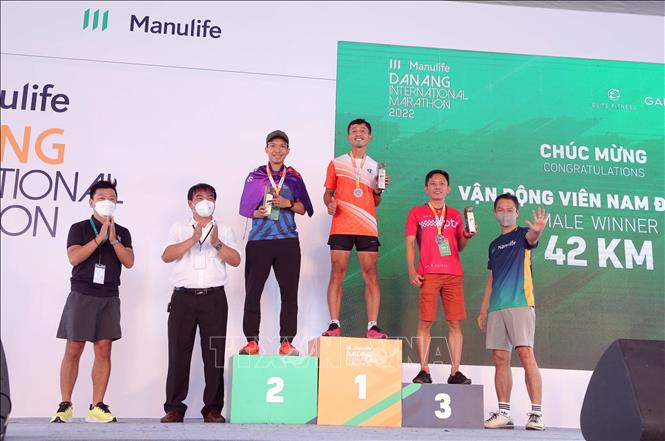 Photo: Bui Van Da triumphed at the men’s 42km, clocking 2:57:09, followed by Nguyen Huu Manh and Truong Ngoc Anh. VNA Photo: Trần Lê Lâm