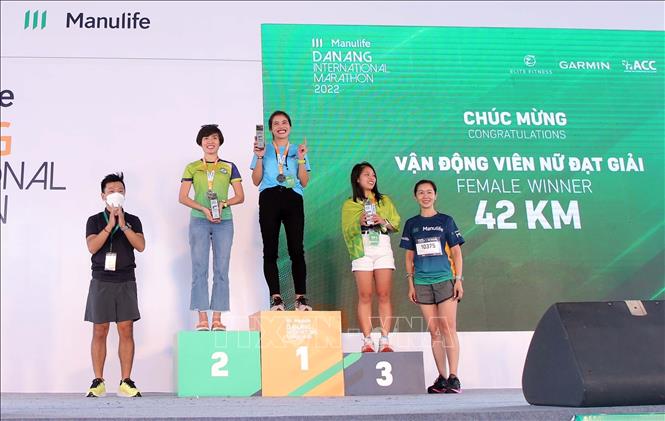 Photo: In the women’s 42km, Tran Thi Hoa clinched first place with a time of 3:32:42. Hoang Lan Anh and Nguyen Ngot finished second and third, respectively. VNA Photo: Trần Lê Lâm