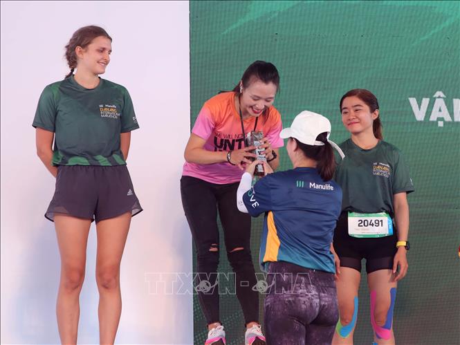Photo: In the 21km, Deichmann Florian from Germany came first at the men’s category and Pham Nga of Vietnam won the women’s one. VNA Photo: Trần Lê Lâm