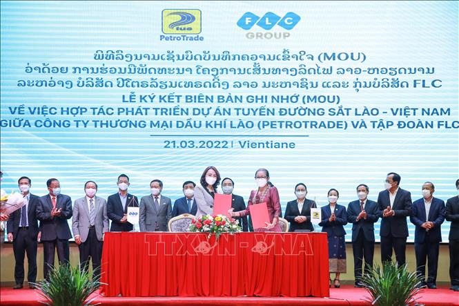 Trong ảnh: Đại diện tập đoàn FLC và đại diện công ty thương mại Dầu khí Lào (Petrotrade) trao đổi bản ghi nhớ về việc hợp tác dự án tuyến đường sắt Lào - Việt Nam. Ảnh: Phạm Kiên - PV TTXVN tại Viêng Chăn