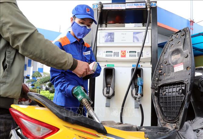 Trong ảnh: Mua bán xăng dầu tại cửa hàng kinh doanh xăng dầu Petrolimex trên đường Trần Quang Khải, Hà Nội. Ảnh: Trần Việt - TTXVN