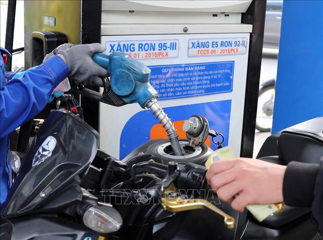 Trong ảnh: Mua bán xăng dầu tại cửa hàng kinh doanh xăng dầu Petrolimex trên đường Trần Quang Khải, Hà Nội. Ảnh: Trần Việt - TTXVN