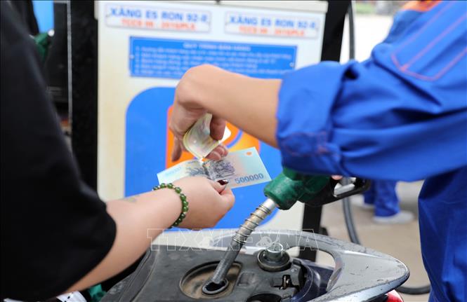 Trong ảnh: Mua bán xăng dầu tại cửa hàng kinh doanh xăng dầu Petrolimex trên đường Trần Quang Khải, Hà Nội. Ảnh: Trần Việt - TTXVN