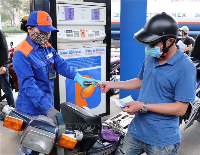 Trong ảnh: Mua bán xăng dầu tại cửa hàng kinh doanh xăng dầu Petrolimex trên đường Trần Quang Khải, Hà Nội. Ảnh: Trần Việt - TTXVN