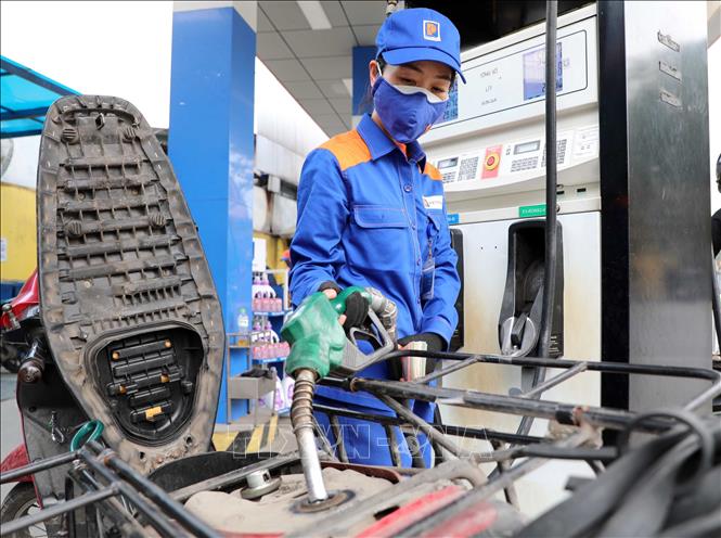 Trong ảnh: Mua bán xăng dầu tại cửa hàng kinh doanh xăng dầu Petrolimex trên đường Trần Quang Khải, Hà Nội. Ảnh: Trần Việt - TTXVN