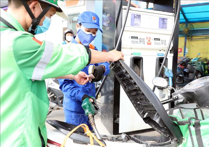 Trong ảnh: Mua bán xăng dầu tại Hà Nội. Ảnh: Trần Việt - TTXVN