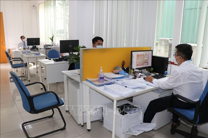 Nhiều F0 tại Long An đồng tình chủ trương được đến cơ quan làm việc khi thấy bảo đảm sức khỏe và có nhiều công việc cần giải quyết. Ảnh: Đức Hạnh - TTXVN 
