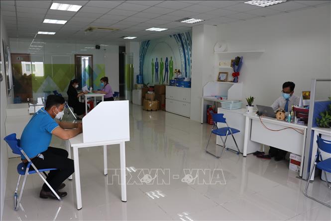 Từ khi có dịch COVID-19, các cơ quan, đơn vị tại Long An bố trí văn phòng theo hướng bảo đảm giãn cách. Ảnh: Đức Hạnh - TTXVN 