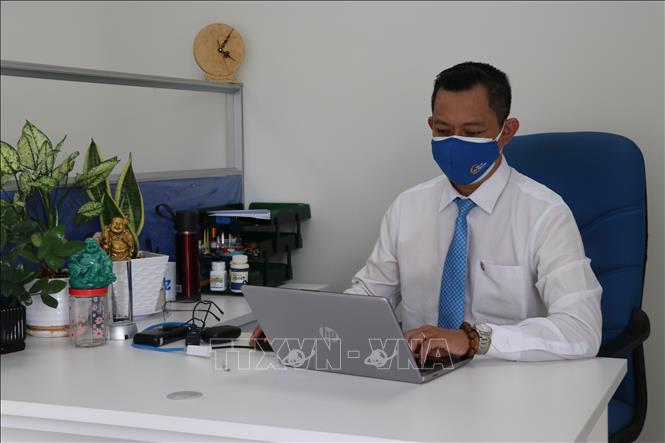 Anh Bùi Thanh Ngân, Trưởng phòng Phát triển kinh doanh Bảo hiểm Bảo Việt Long An là F0 tự nguyện đi làm khi thấy đủ sức khỏe do có nhiều việc phải giải quyết trong thời gian này. Ảnh: Đức Hạnh - TTXVN 