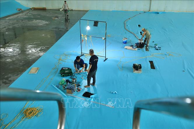 Trong ảnh: Bể bơi trong nhà (Khu Thể thao dưới nước) đang được gấp rút thi công, đẩy nhanh tiến độ để bàn giao vào ngày 15/4. Ảnh: Hoàng Hiếu – TTXVN
