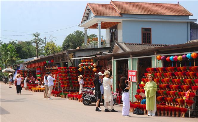 Trong ảnh: Nhiều bạn trẻ tìm đến Làng hương Thủy Xuân để khám phá và đắm chìm trong sắc màu rực rỡ của những bó chân hương. Ảnh: Tường Vi - TTXVN