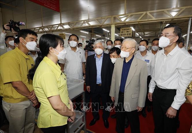 Tổng Bí thư Nguyễn Phú Trọng thăm hỏi công nhân Công ty TNHH nghiên cứu kỹ thuật R Việt Nam tại thành phố Hòa Bình. Ảnh: Trí Dũng– TTXVN