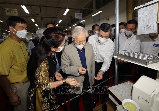 Tổng Bí thư Nguyễn Phú Trọng xem sản phẩm thấu kính quang học cao cấp của Công ty TNHH nghiên cứu kỹ thuật R Việt Nam xuất khẩu sang Nhật Bản, Malaysia,Đức... Ảnh: Trí Dũng– TTXVN