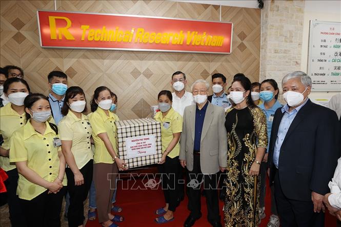 Tổng Bí thư Nguyễn Phú Trọng tặng quà cho cán bộ, chuyên gia, công nhân Công ty TNHH nghiên cứu kỹ thuật R Việt Nam tại thành phố Hòa Bình. Ảnh: Trí Dũng– TTXVN