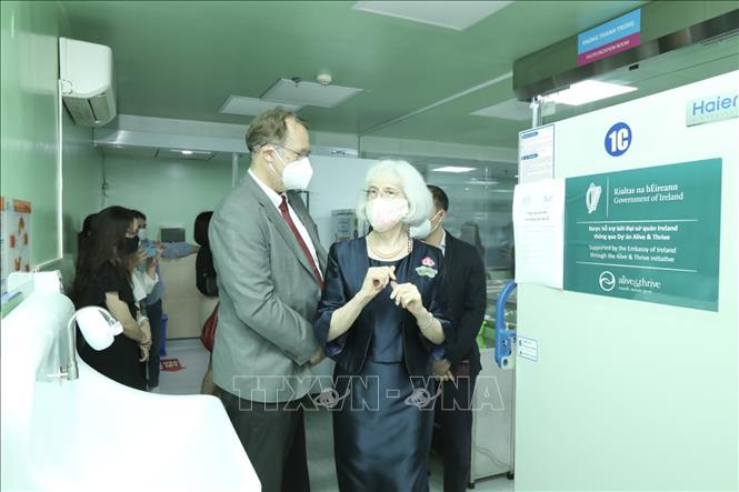  Đại biểu tham quan Ngân hàng Sữa mẹ tại bệnh viện Nhi Trung ương. Ảnh: Minh Quyết - TTXVN