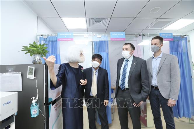 Đại biểu tham quan Ngân hàng Sữa mẹ tại bệnh viện Nhi Trung ương. Ảnh: Minh Quyết - TTXVN