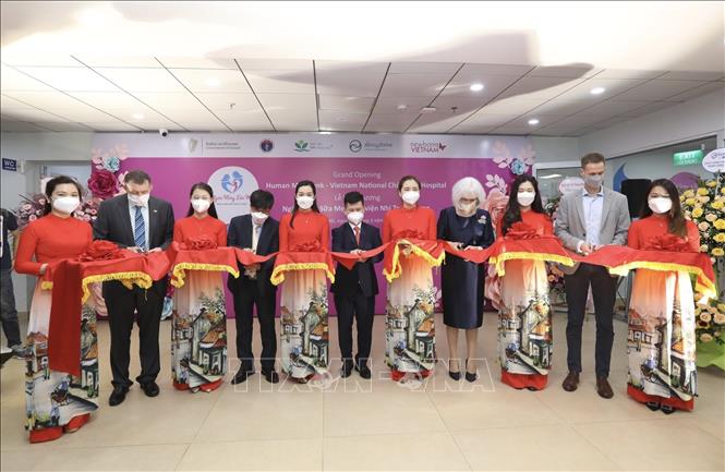 Đại biểu cắt băng khai trương Ngân hàng Sữa mẹ tại bệnh viện Nhi Trung ương. Ảnh: Minh Quyết - TTXVN