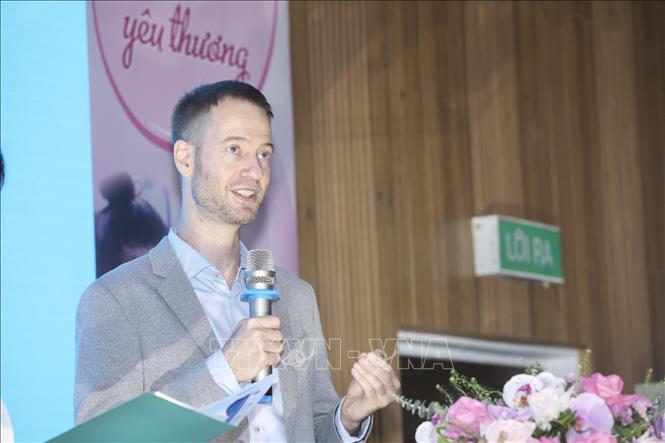  Ông Roger Mathisen, Giám đốc khu vực Đông Nam Á tổ chức Alive & Thrive phát biểu. Ảnh: Minh Quyết - TTXVN