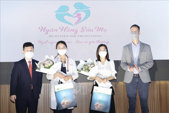 Ban Tổ chức tặng quà cho tình nguyện viên hiến sữa tiêu biểu. Các bà mẹ đăng ký hiến sữa cần đảm bảo các yêu cầu về sức khỏe, bao gồm việc thực hiện xét nghiệm máu định kỳ. Ảnh: Minh Quyết - TTXVN