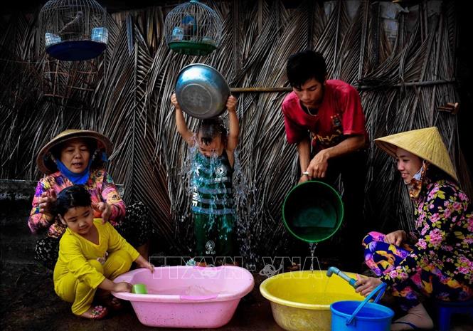 Sản xuất và sinh hoạt của người dân nông thôn Cà Mau phụ thuộc vào nước mưa và nước ngầm. Ảnh: Huỳnh Thế Anh - TTXVN