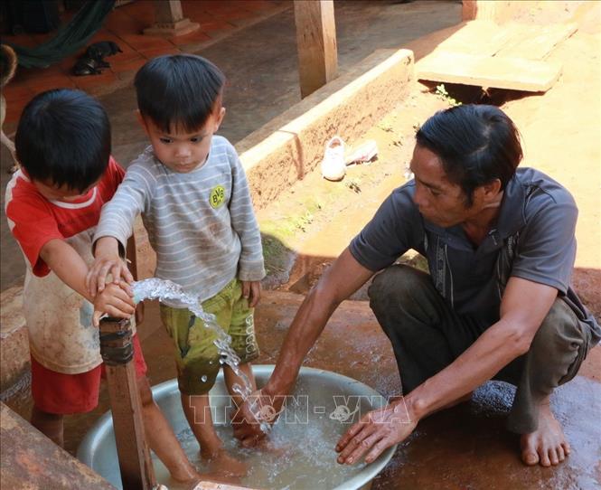 Người dân sử dụng nước sạch tại thôn Bù Rên, xã Bù Gia Mập, huyện Bù Gia Mập, tỉnh Bình Phước. Ảnh: K GỬIH –TTXVN