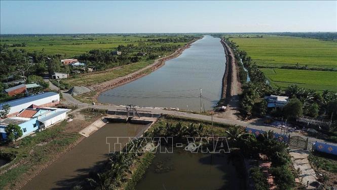 Nhằm chủ động ứng phó hạn hán, xâm nhập mặn, tỉnh Bến tre vừa đưa vào sử dụng hồ chứa nước ngọt Ba Tri được xây dựng trên kênh Lấp, phục vụ sinh hoạt cho 200.000 dân và 100.000 gia súc, trên 200 cơ sở tiểu thủ công nghiệp,100 trụ sở văn phòng, trường học tại 24 xã, thị trấn trên địa bàn. Ảnh Công Trí-TTXVN