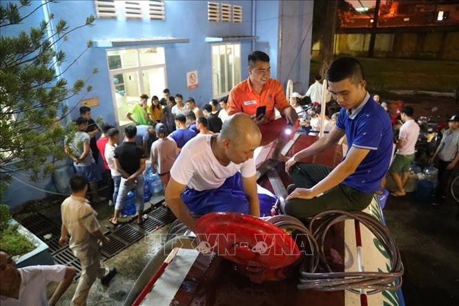 Nhân viên Nhà máy nước Hạ Đình làm việc liên tục để kịp cung cấp nước sạch cho các khu dân cư. Ảnh: Thành Đạt – TTXVN