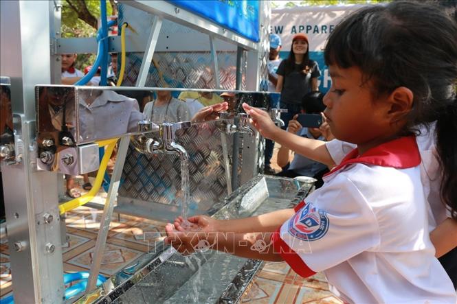 Học sinh Trường Tiểu học Trịnh Hoài Đức (Bình Phước) được sử dụng nước sạch. Đây là công trình tháp nước sạch cộng đồng do Công ty Trách nhiệm hữu hạn New Apparel Far Eastern (Đài Loan, Trung Quốc) phối hợp với nhẵn hàng Columbia lắp rắp và bàn giao. Ảnh: K GỬIH -TTXVN