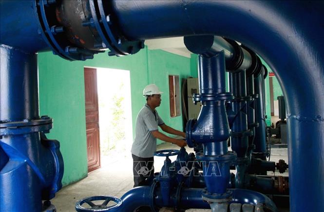Công nhân nhà máy cấp nước sạch số 4 của Công ty Toàn Thịnh (Thái Bình) vận hành hệ thống xử lý nước. Ảnh: Thế Duyệt – TTXVN