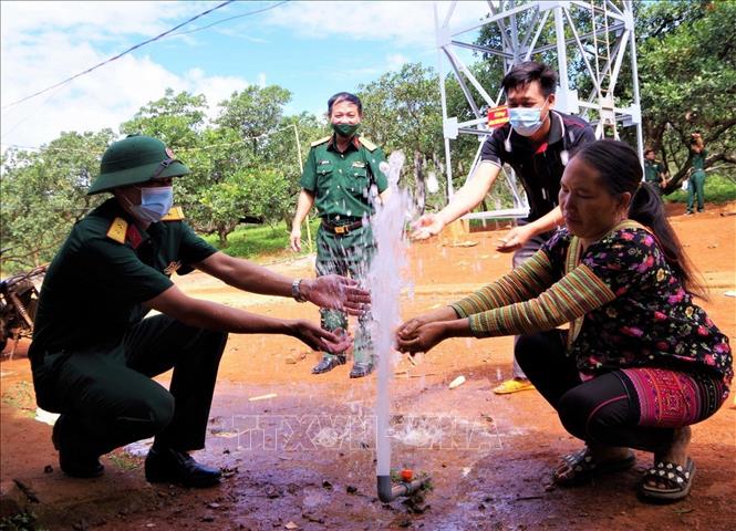Bàn giao công trình nước sạch thuộc vùng dự án của Trung đoàn 720, Binh đoàn 16 cho đồng bào dân tộc H’Mông tại xã Đắk Ngo, tỉnh Đắk Nông. Ảnh: TTXVN phát

