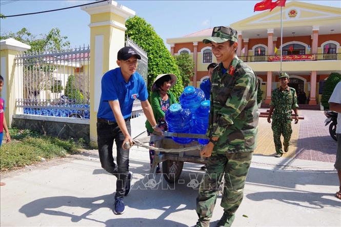 Bộ Chỉ huy Quân sự tỉnh Sóc Trăng phối hợp với Công ty Cổ phần cấp nước Sóc Trăng tổ chức hỗ trợ nước sạch cho các hộ dân trên địa bàn huyện vùng ven biển Trần Đề bị ảnh hưởng khô hạn và xâm nhập mặn nghiêm trọng. Ảnh: Chanh Đa - TTXVN