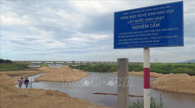 Nguồn nước trên sông Ba (Phú Yên) xuống thấp và nhiễm mặn nên không thể sử dụng. Ảnh: Xuân Triệu - TTXVN
