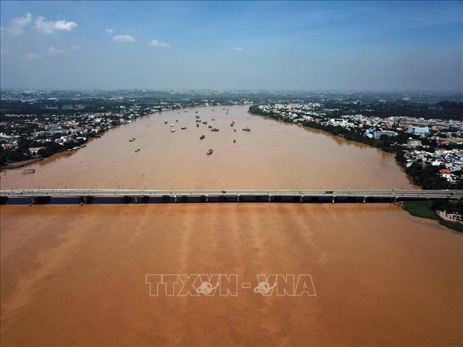 Chất lượng nước mặt sông Đồng Nai đoạn chảy qua thành phố Biên Hoà đang bị ô nhiễm. Ảnh: Sỹ Tuyên – TTXVN