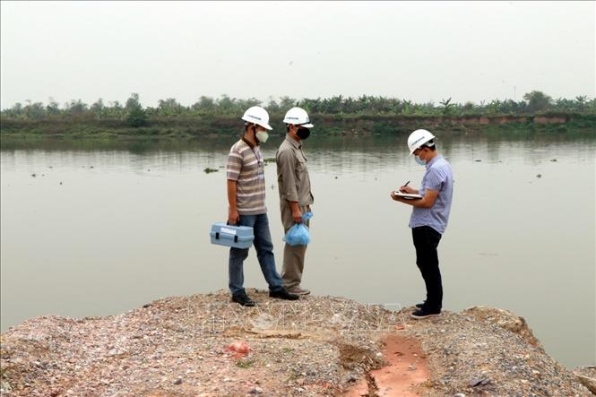 Nhân viên Công ty cổ phần kinh doanh nước sạch Hải Dương tuần kiểm dọc sông Thái Bình để giám sát các hoạt động trong vùng bảo hộ vệ sinh công trình khai thác nước mặt, đảm bảo cung cấp nguồn nước sạch an toàn cho nhu cầu cho người dân và doanh nghiệp trên địa bàn. Ảnh: Mạnh Tú - TTXVN