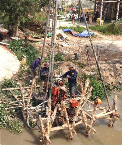 Người dân xã Lương Tâm, huyện Long Mỹ, tỉnh Hậu Giang khoan giếng khai thác nước ngầm phục vụ sinh hoạt và tưới tiêu, chống hạn. Ảnh: Huỳnh Sử - TTXVN