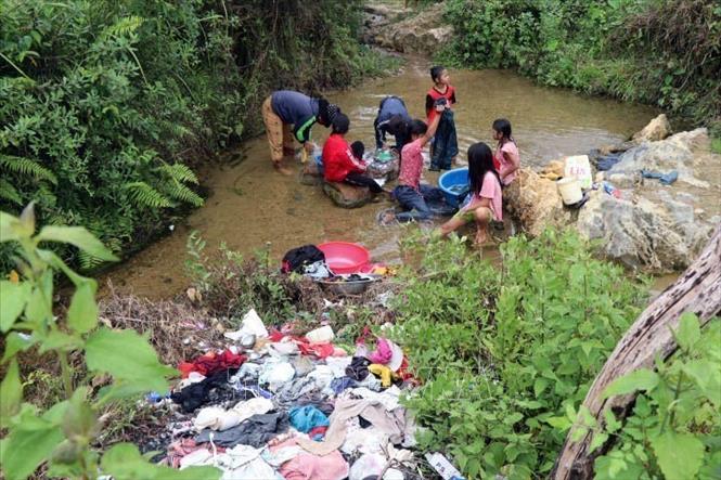 Nhiều năm qua, hàng ngàn hộ dân ở 5 xã vùng cao của huyện miền núi Nam Đông (tỉnh Thừa Thiên – Huế) phải sống trong cảnh thiếu nguồn nước sạch để đảm bảo sinh hoạt thiết yếu, nhất là vào thời điểm mùa khô. Ảnh: Đỗ Trưởng - TTXVN