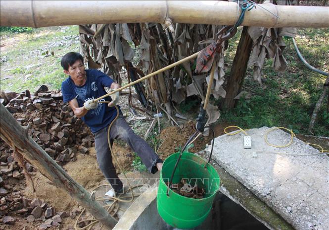 Người dân xã Trà Bình, huyện Trà Bồng (Quảng Ngãi) nạo vét giếng ngầm nhằm tìm kiếm nguồn nước phục vụ sinh hoạt hằng ngày và cho sản xuất. Ảnh: Vĩnh Trọng-TTXVN