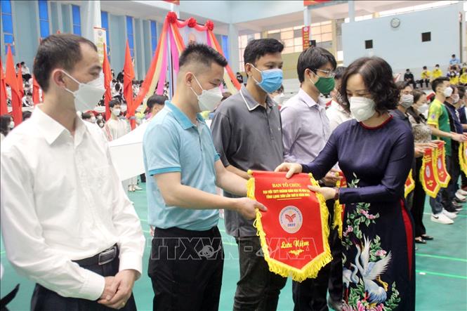 Trong ảnh: Ban tổ chức tặng cờ lưu niệm cho các đoàn tham dự. Ảnh: Anh Tuấn - TTXVN